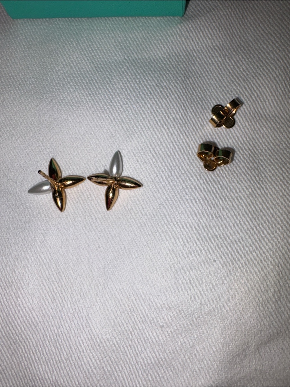Louis Vuitton monogram flower gold and white studs. - Picture 2 of 3